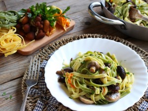Ricetta Paglia e fieno con funghi e fiori di zucca
