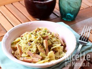 Pasta con pesto di pistacchi e mortadella