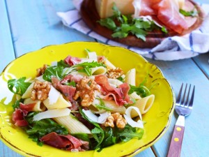 Ricetta Pennoni con rucola, crudo e scaglie di parmigiano