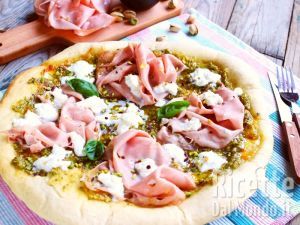 Pizza pistacchio, mortadella e stracciata