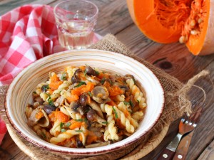 Ricetta Pasta con zucca funghi e salsiccia