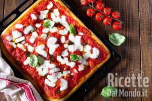 Pizza in teglia: la ricetta per farla alta e soffice nl forno di casa!