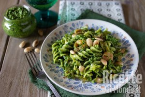 Ricetta Pasta con pesto di rucola e salmone