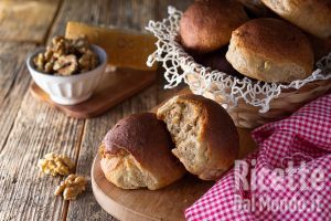 Ricetta Panini parmigiano e noci