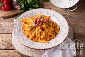 Ricetta Pasta con crema di peperoni e speck (Ricetta cremosissima, senza panna!)