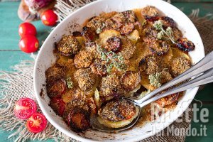 Ricetta Patate al forno con cipolle e pomodorini. Il contorno perfetto con tutto!