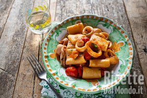 Paccheri al sugo di calamari. La ricetta della pasta con sugo di pesce!