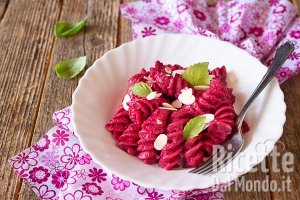 Ricetta Pasta con la barbabietola rossa precotta. Ricetta facile e cremosissima!