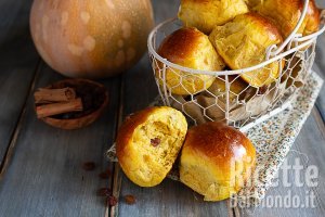 Ricetta Panini dolci zucca e uvetta (senza uova). La ricetta per farli morbidissimi!