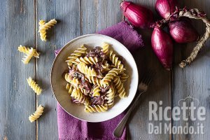 Ricetta Pasta con cipolle caramellate e tonno. La ricetta semplice e gustosa!