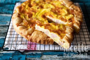 Quiche con mortadella e formaggio. La ricetta del salva cena pronto in 5 minuti!