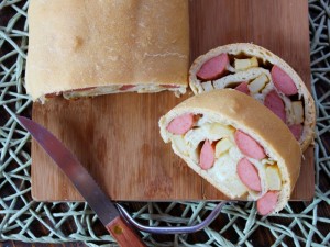Ricetta Rotolo di pizza con wurstel e patatine