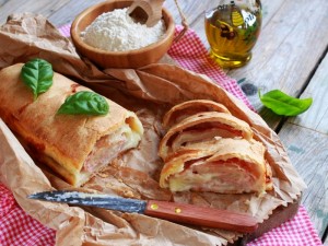 Rotolo di pizza con prosciutto e provola