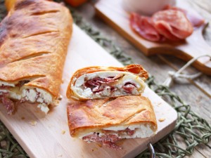 Rustico di pasta sfoglia con ricotta e salame