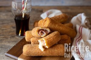 Ricetta Rotolini di pancarrè fritti, farciti con prosciutto e formaggio. La ricetta sfiziosa!