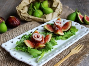 Rose di fichi e prosciutto crudo