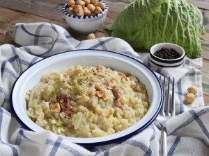 Ricetta Risotto verza, speck e nocciole