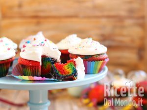 Ricetta Rainbow cupcakes. La ricetta delle tortine multicolore!