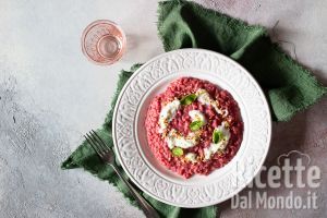 Risotto alla barbabietola e burrata, cremoso e colorato