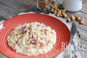 Ricetta Risotto con crescenza, speck e nocciole. La ricetta per farlo cremosissimo!