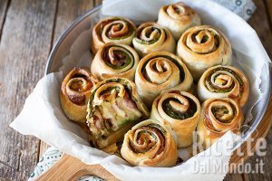 Ricetta Rose di sfoglia con zucchine, prosciutto cotto e scamorza