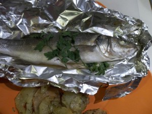 Spigola al Cartoccio con Patate al Forno