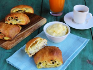 Ricetta Saccottini alla crema con gocce di cioccolato