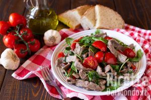 Straccetti di manzo con rucola e pomodorini