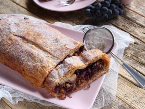 Ricetta Strudel di mele e uva fragola