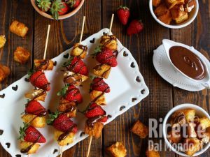 Spiedini di fragole e colomba