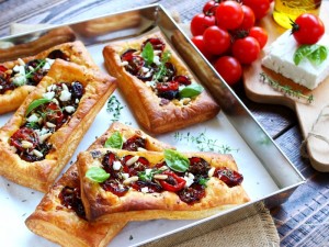 Sfogliatine con pomodorini confit e feta