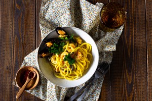Spaghettoni con cozze, gamberi e crema di zafferano