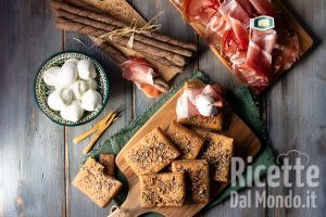 Ricetta Schiacciatine integrali e grissini di grano saraceno con Speck Alto Adige IGP e ciliegine di mozzarella