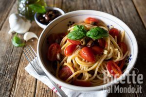 Ricetta Spaghetti con pomodorini, olive e capperi. La ricetta pronta in 5 minuti!
