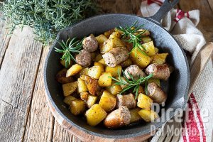 Ricetta Salsiccia con patate in padella. Ricetta veloce e senza forno!