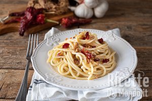 Ricetta Spaghetto con colatura di alici, peperone crusco e tarallo (Ricetta in 5 minuti!)