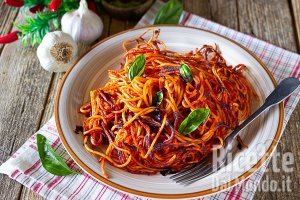 Spaghetti all'assassina (Ricetta originale pugliese) Piccanti e saporiti!