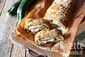 Ricetta Strudel con zucchine e prosciutto (La ricetta per uno strudel salato gustoso!)