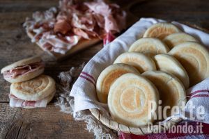Ricetta Tigelle modenesi (Crescentine). La ricetta tradizionale delle focaccine!