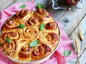 Ricetta Torta delle rose salata ripiena di prosciutto e formaggio!