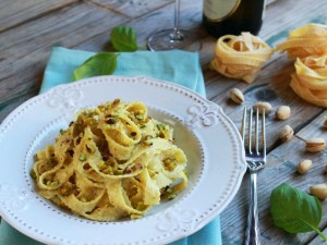 Ricetta Tagliatelle al pesto di pistacchi