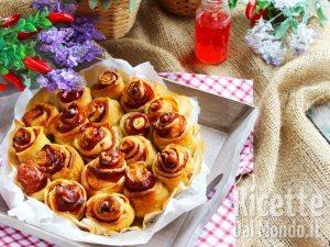 Ricetta Torta di rose di sfoglia allo speck. La torta rustica buona e scenografica!