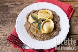 Ricetta Tortelli con cotechino su vellutata di lenticchie. La ricetta perfetta per Capodanno!