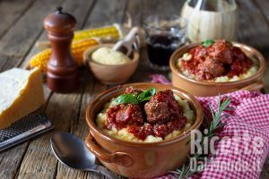 Tegamini di polenta con ragù di salsiccia