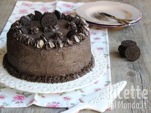Ricetta Torta Oreo, il dolce al cioccolato a strati farcito con crema Oreo