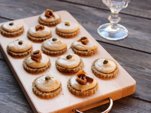 Tartine con mousse di tonno