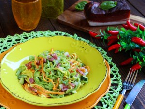 Tagliolini colorati con zucchine e speck