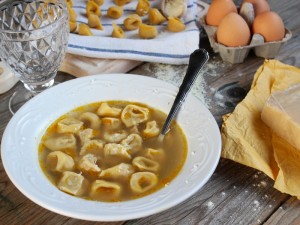 Ricetta Tortellini in brodo di cappone alla bolognese