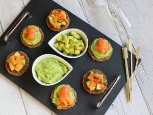 Tartine con avocado e salmone