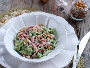Tagliatelle verdi con stracchino, speck e noci
